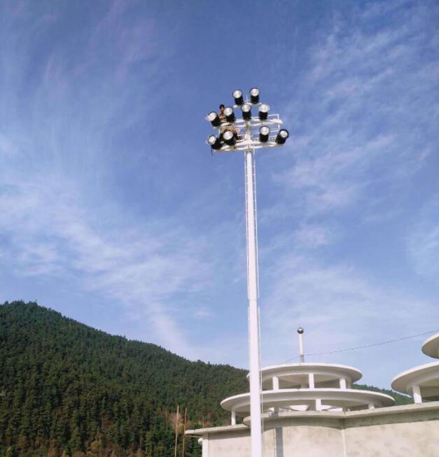 Berapa ketinggian lampu tiang tinggi dan berapa banyak watt lampu LED yang digunakan untuk masing-masing?